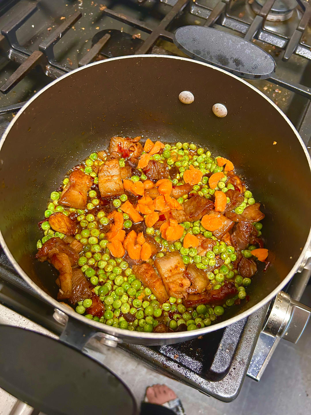 妈妈味道的豌豆焖五花肉的做法 步骤4