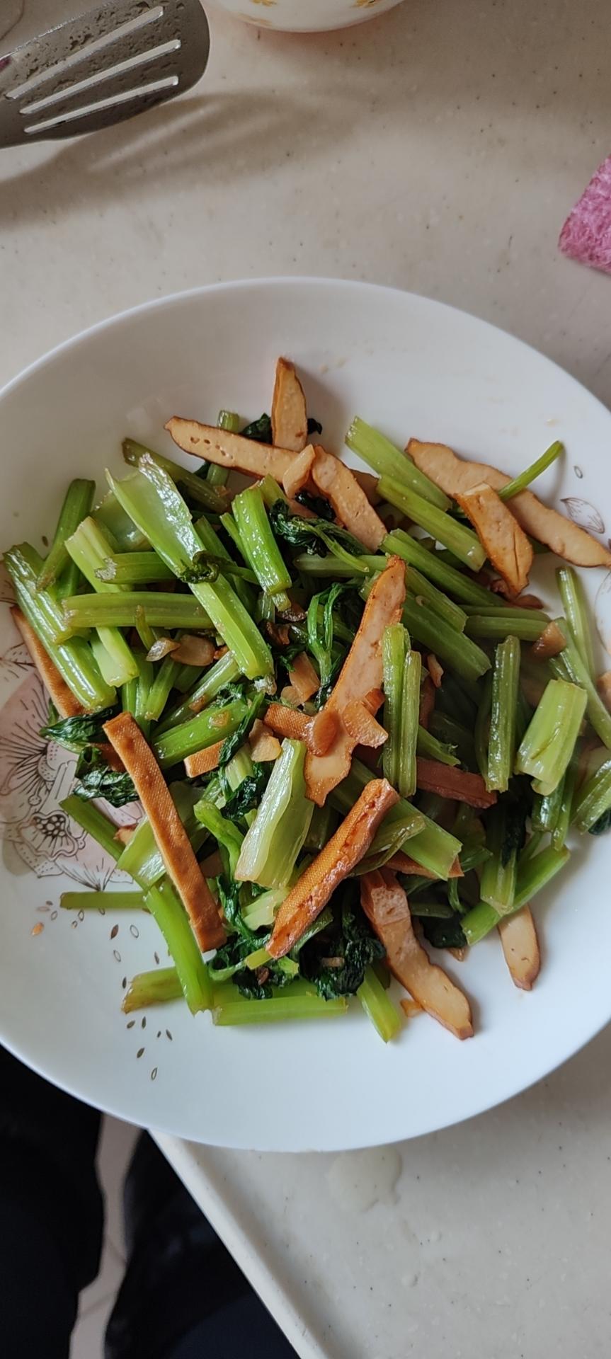 午餐晚餐简单快手下饭菜芹菜炒香干