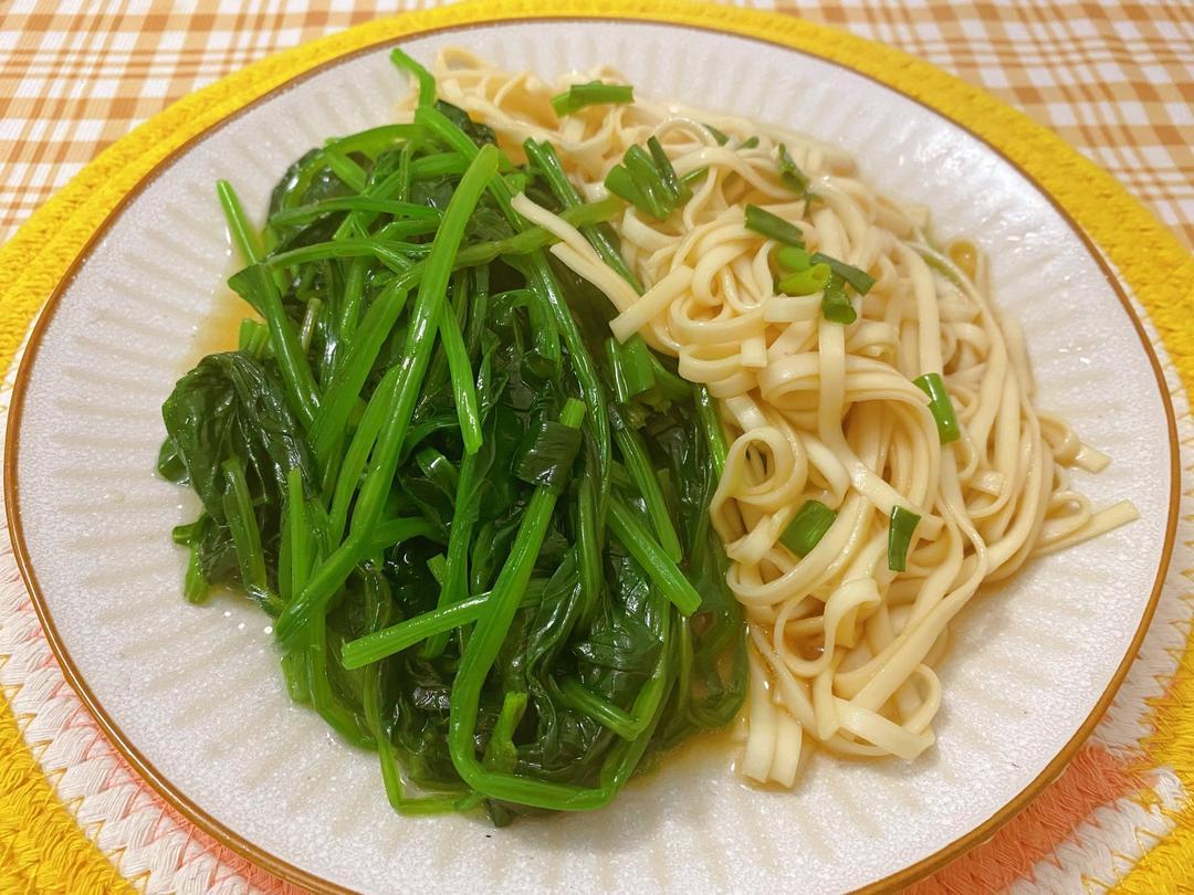 菠菜拌面的做法
