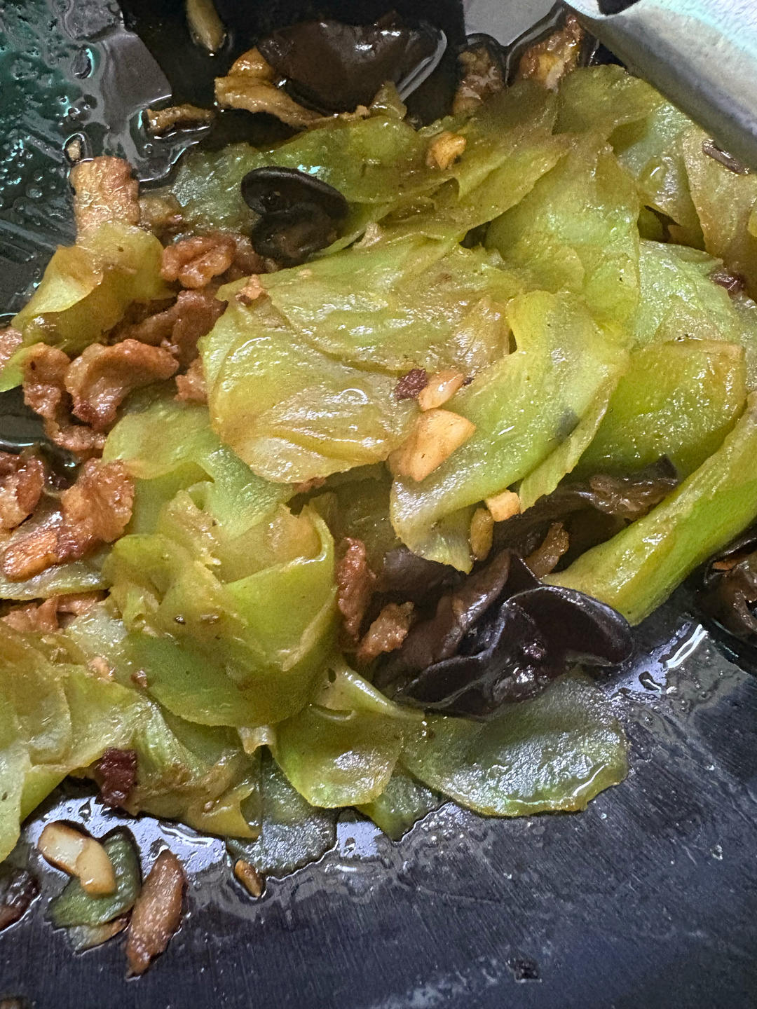 莴笋木耳炒肉清脆爽口超好吃