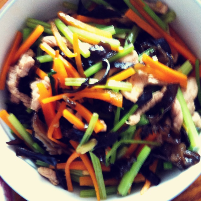 芹菜木耳炒肉丝