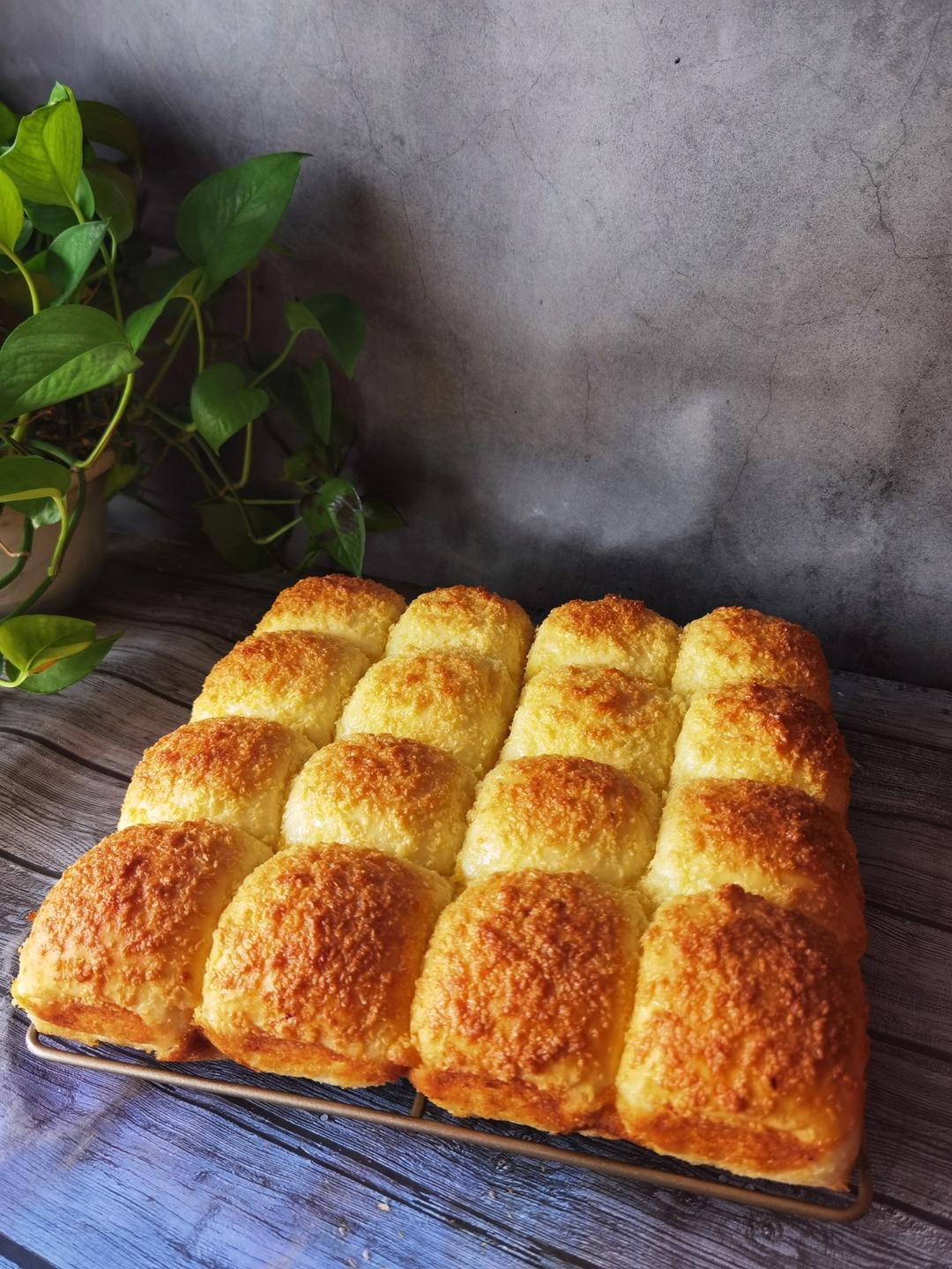 烤完满屋子飘香的：经典小椰蓉餐包！
