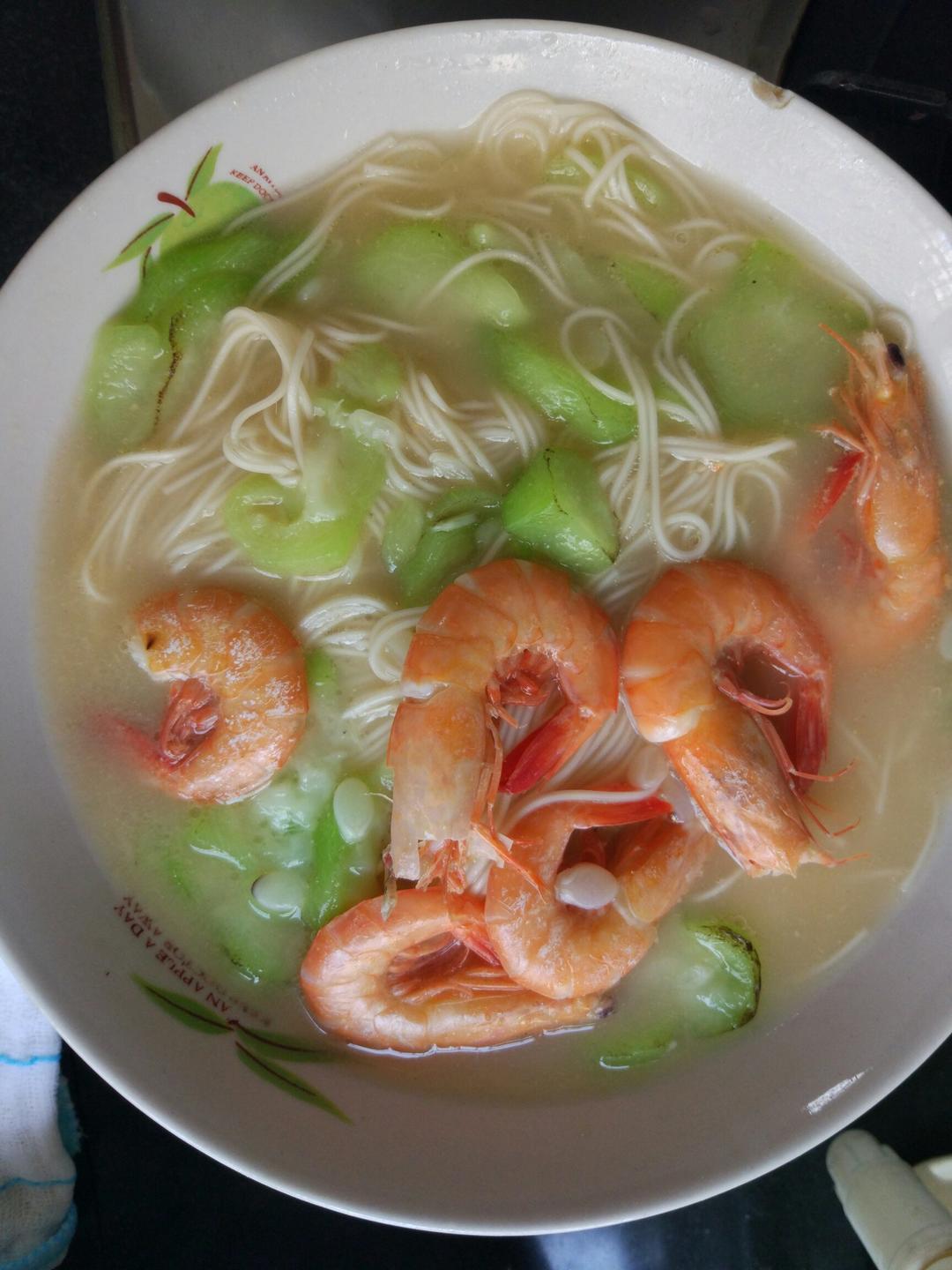 婉_ilxm做的鲜虾丝瓜鸡蛋面