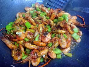 韭菜炒河虾的做法 步骤5