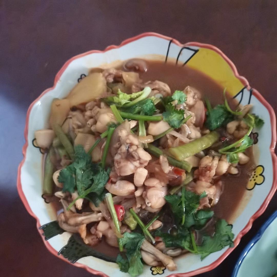 哦吼，软糯的鸡爪，鲜嫩的牛蛙，这锅鸡爪牛蛙煲真真可以吃得连汤汁都不剩！