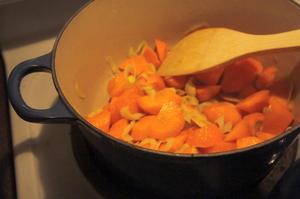 百里香炖鸡汤（le creuset dutch oven hen stew）的做法 步骤2
