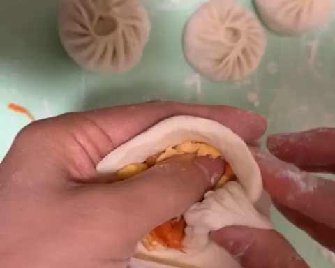 胡萝卜鸡蛋包子（附包子捏法视频）的做法 步骤15