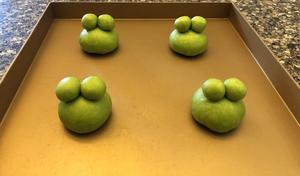 青蛙挤挤面包和青蛙汉堡——一个面团，两种造型的做法 步骤9