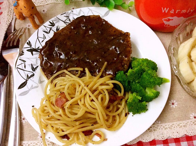 爱美食的志宝妈做的黑椒牛排(配土豆/鸡蛋,意面/蔬菜)