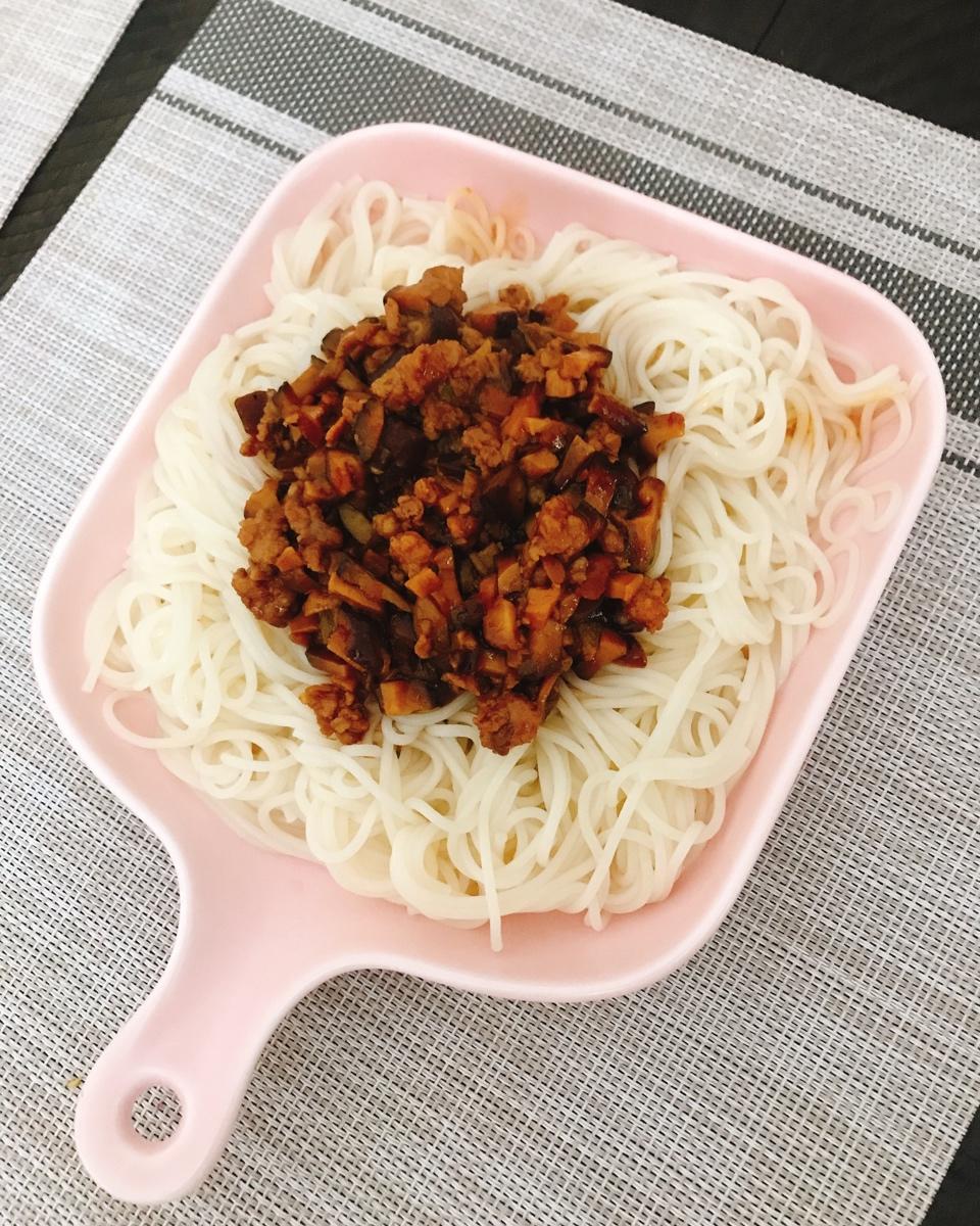 香菇肉酱面