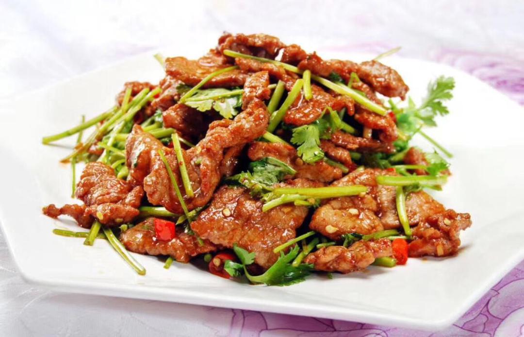 【小香菜炒牛肉的做法步骤图,怎么做好吃】青苹果美食吧_下厨房