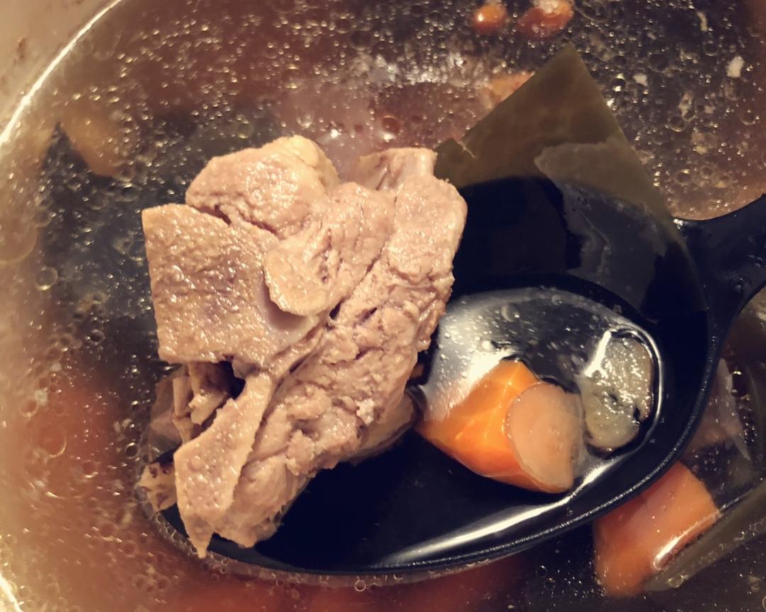 超补血的猪骨海带汤的做法