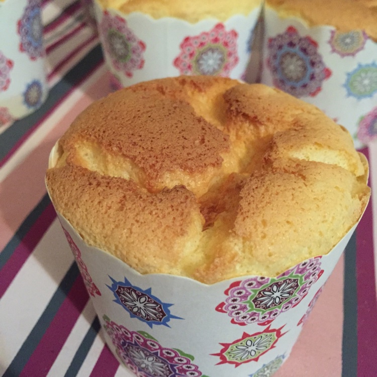 戚风杯子蛋糕^_^不开裂不回缩喔～