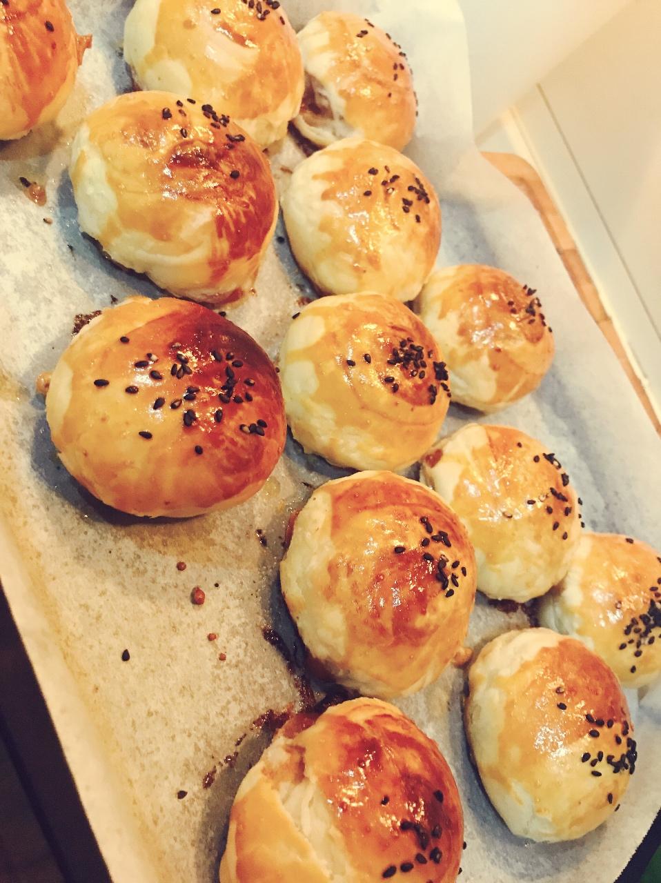 排四个小时队也买不到的鲜肉月饼，秘诀是放麻油！