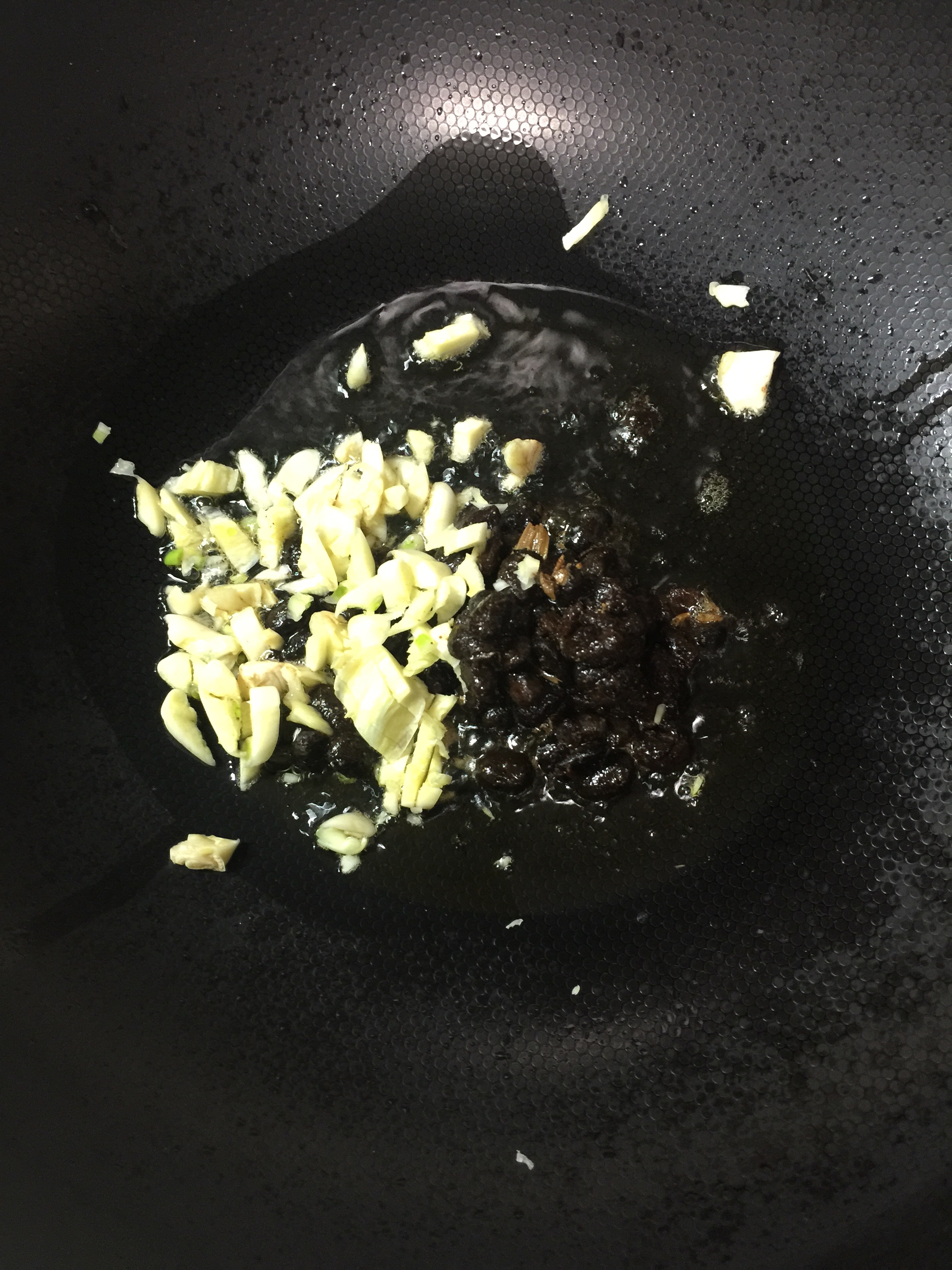豆豉鲮鱼油麦菜的做法 步骤3