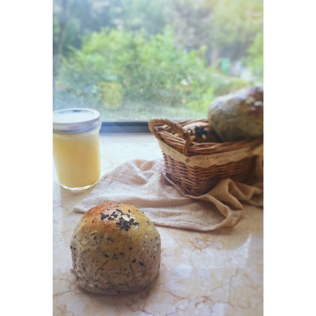 黑芝麻餐包~面包界的黑美人