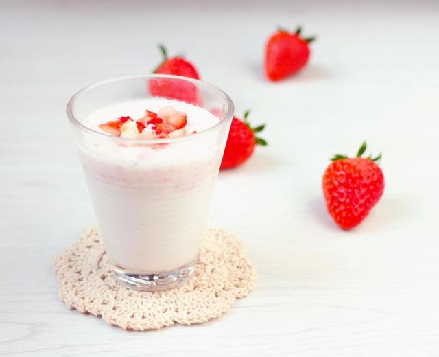 草莓牛奶，牛奶的小清新版的做法