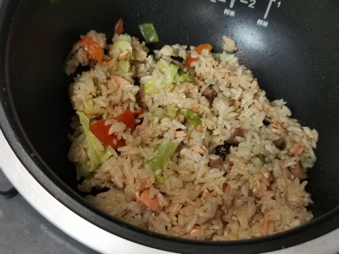 营养满分的香菇三文鱼焖饭（超简单懒人做法）