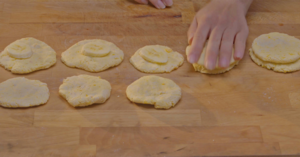 香蕉红薯饼——营养简单快手的做法 步骤3