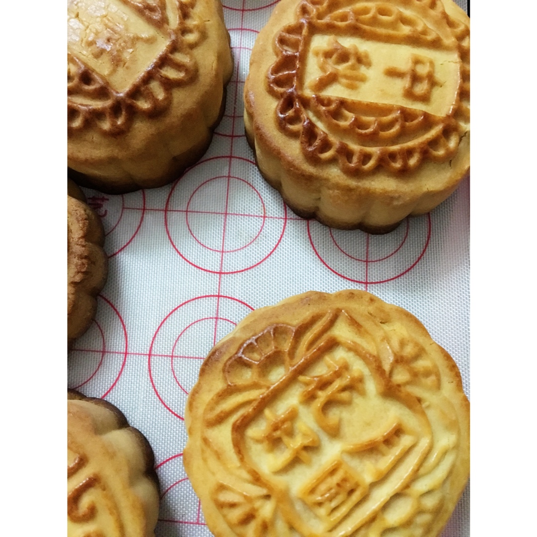 广式月饼—蛋黄莲蓉月饼