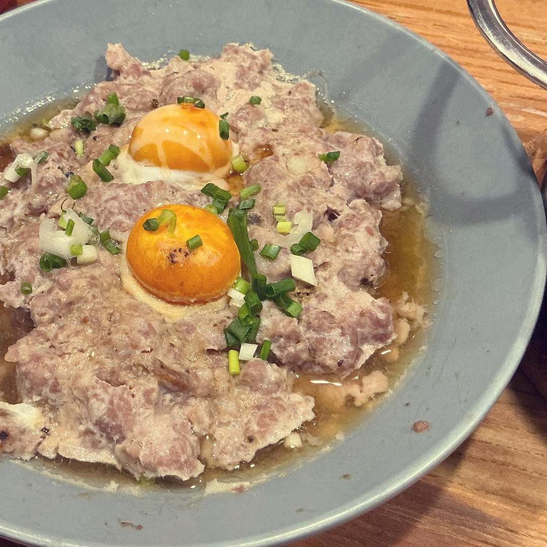 正宗广式咸蛋蒸肉饼