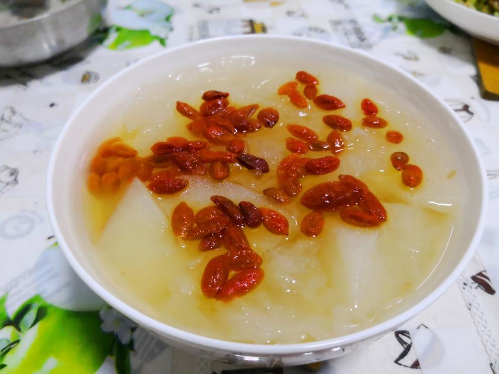 银耳雪梨枸杞羹