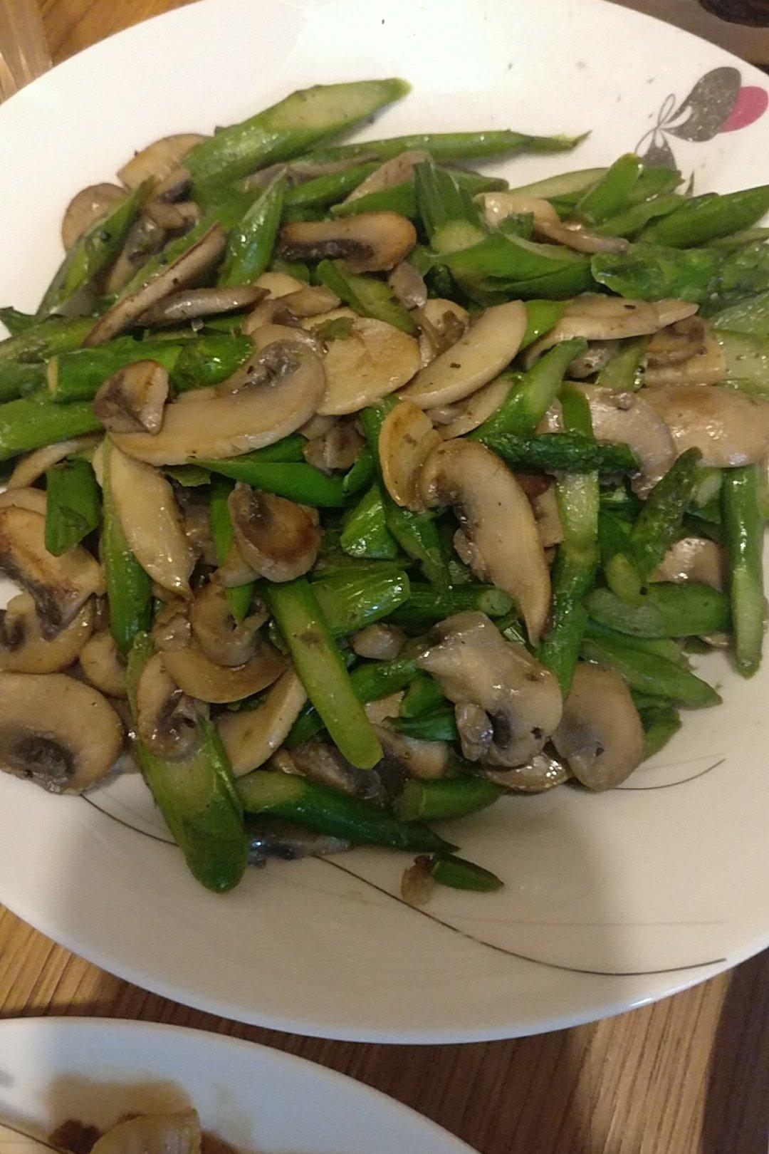 芦笋炒蘑菇