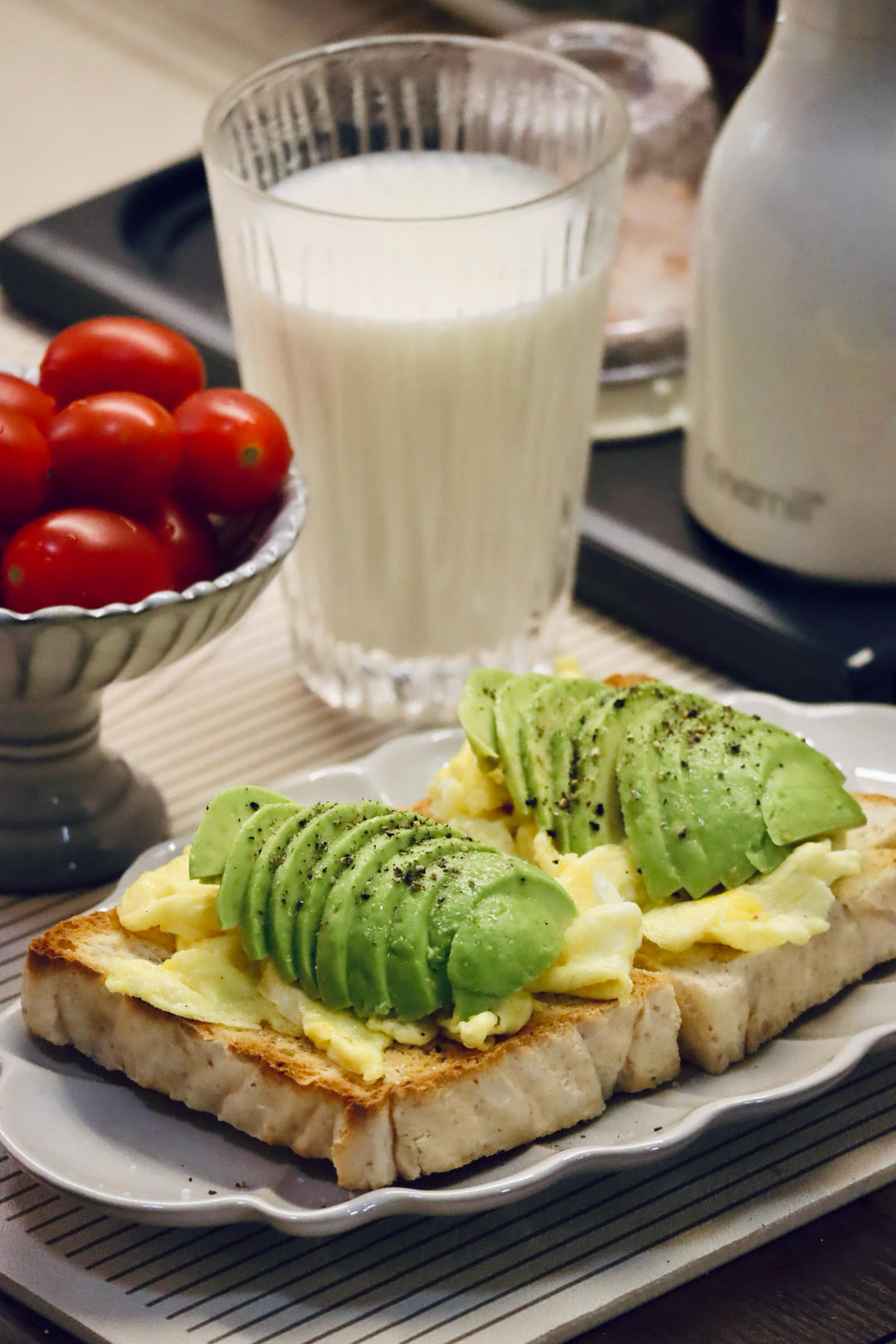 滑蛋牛油果三明治