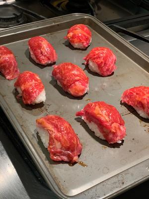 舌尖上融化的美味：海胆和牛寿司的做法 步骤2