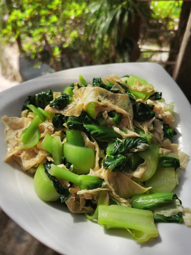 （家常必备搭配）青菜炒豆腐衣的做法