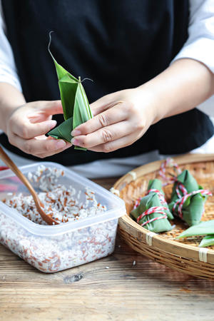 老饶家◆包粽子啦！简单的米粽当早餐超棒的选择的做法 步骤3