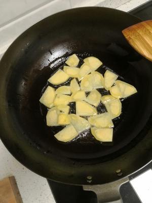 干锅土豆包心菜的做法 步骤2