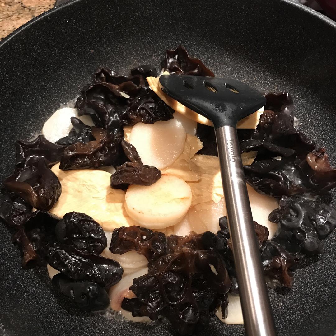 胡萝卜木耳炒山药