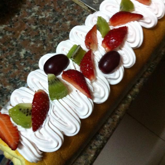 草莓杂果蛋糕卷的做法