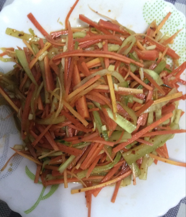 凉拌胡萝卜黄瓜丝