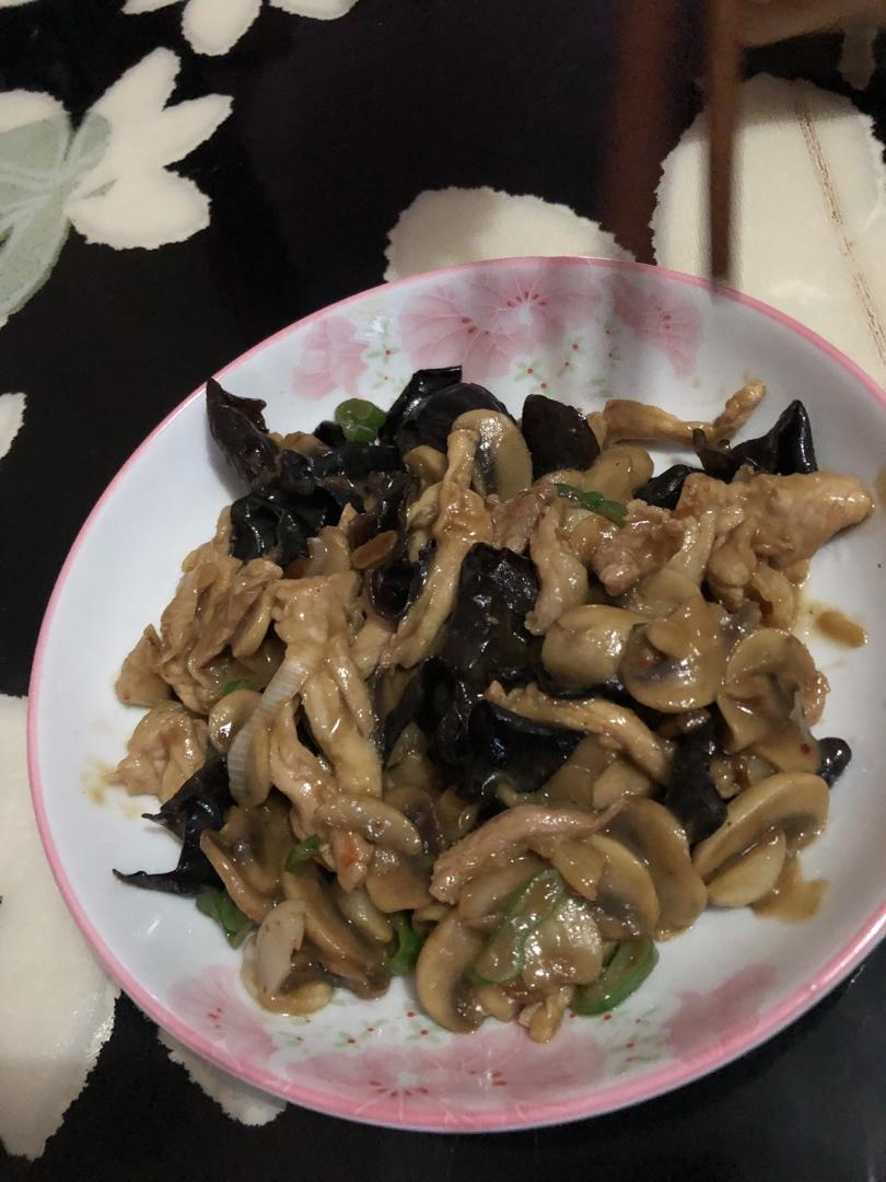 草菇木耳炒肉