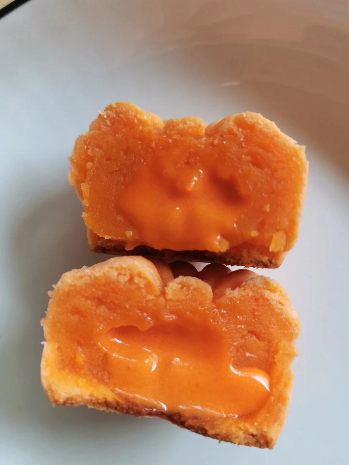 💃奶黄流心月饼——这是可以让你坐稳朋友圈厨霸位置的月饼🥮，没人点赞算我输👎