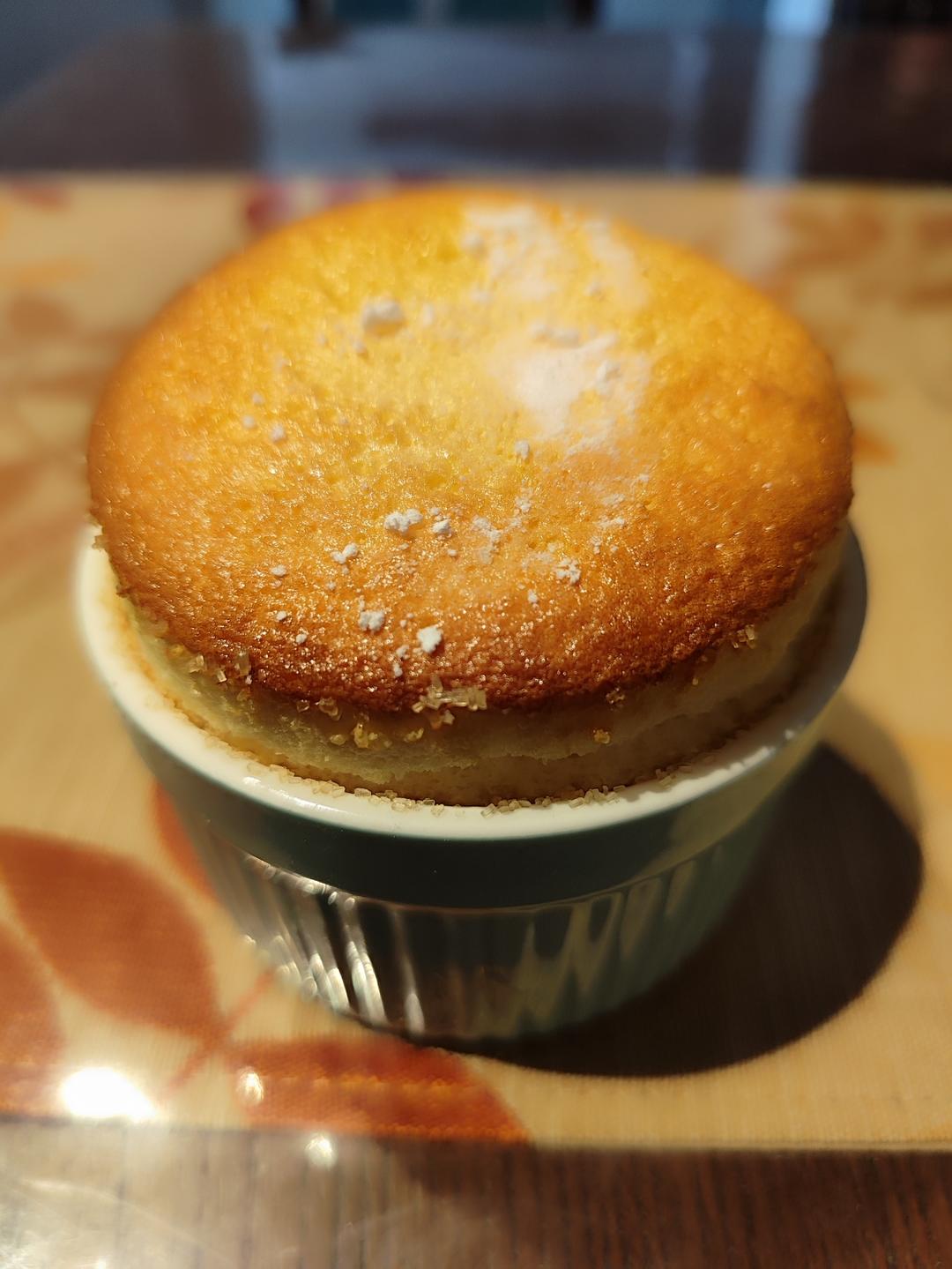 《云朵舒芙蕾》柔软、轻盈、细腻、绵密、一口下去犹如棉花糖，但又像漂浮的云朵配方