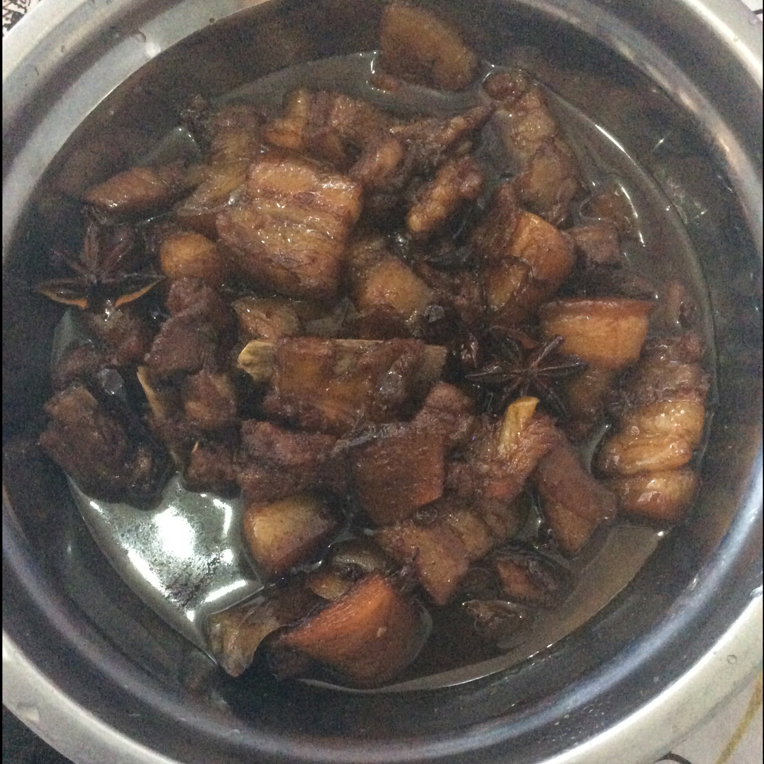 吃着碗里望着锅里的红烧肉