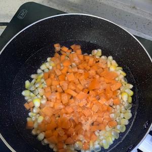 玉米粒炒胡萝卜🥳（玉米粒、胡萝卜、青椒、火腿丁）的做法 步骤2