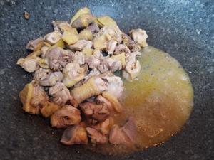 豪华版鱿鱼炖土鸡汤的做法 步骤3