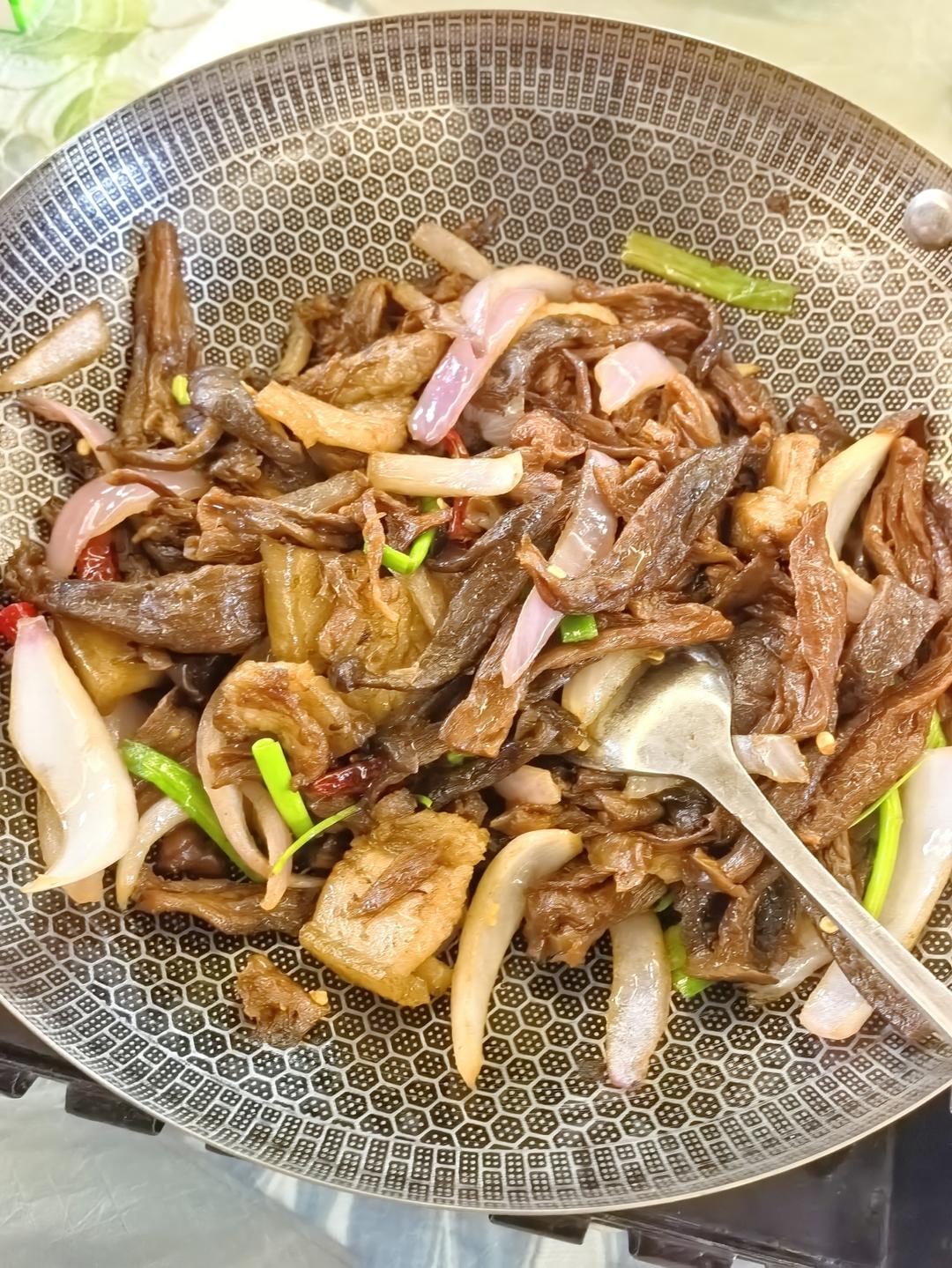 鹿茸菇炒五花肉