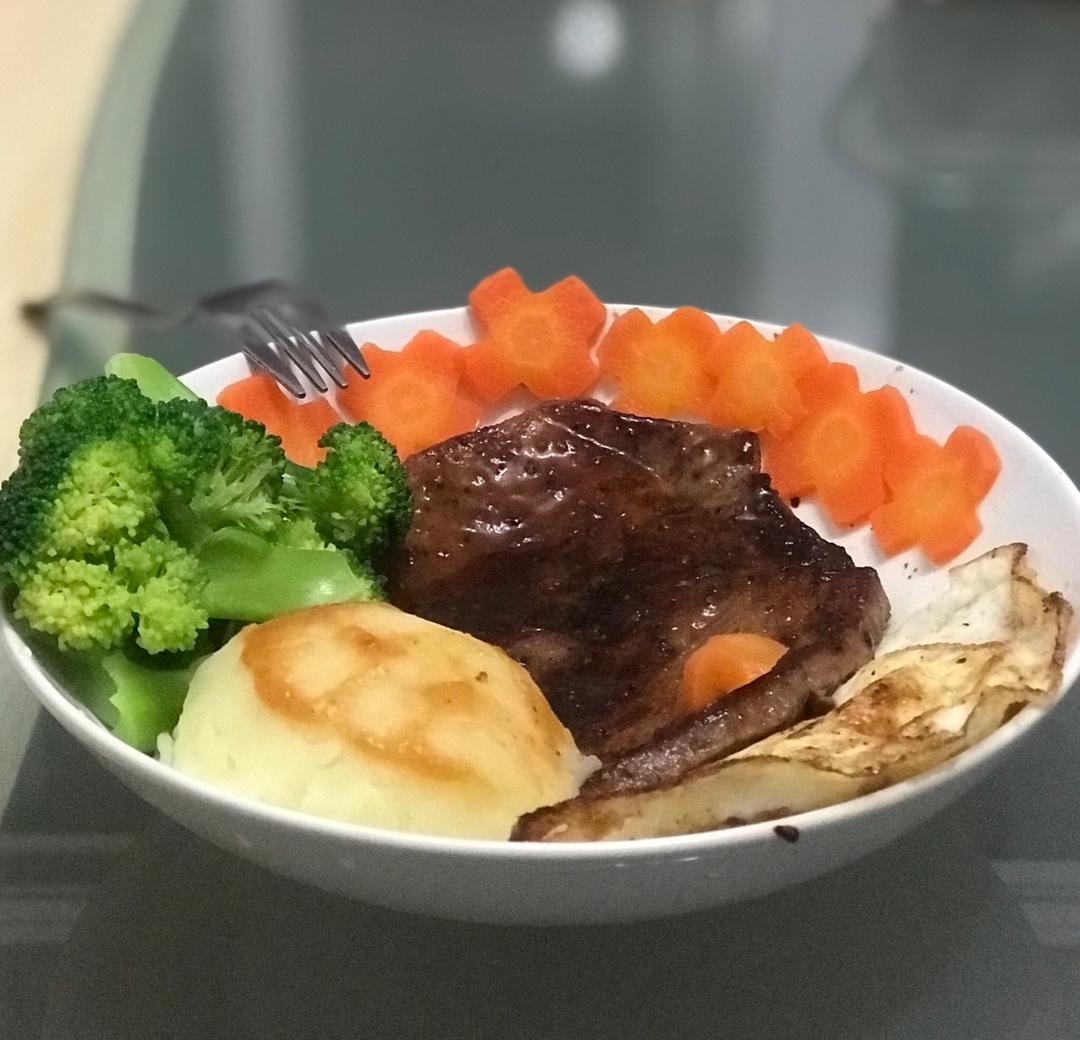 黑椒牛排（配土豆/鸡蛋，意面/蔬菜）