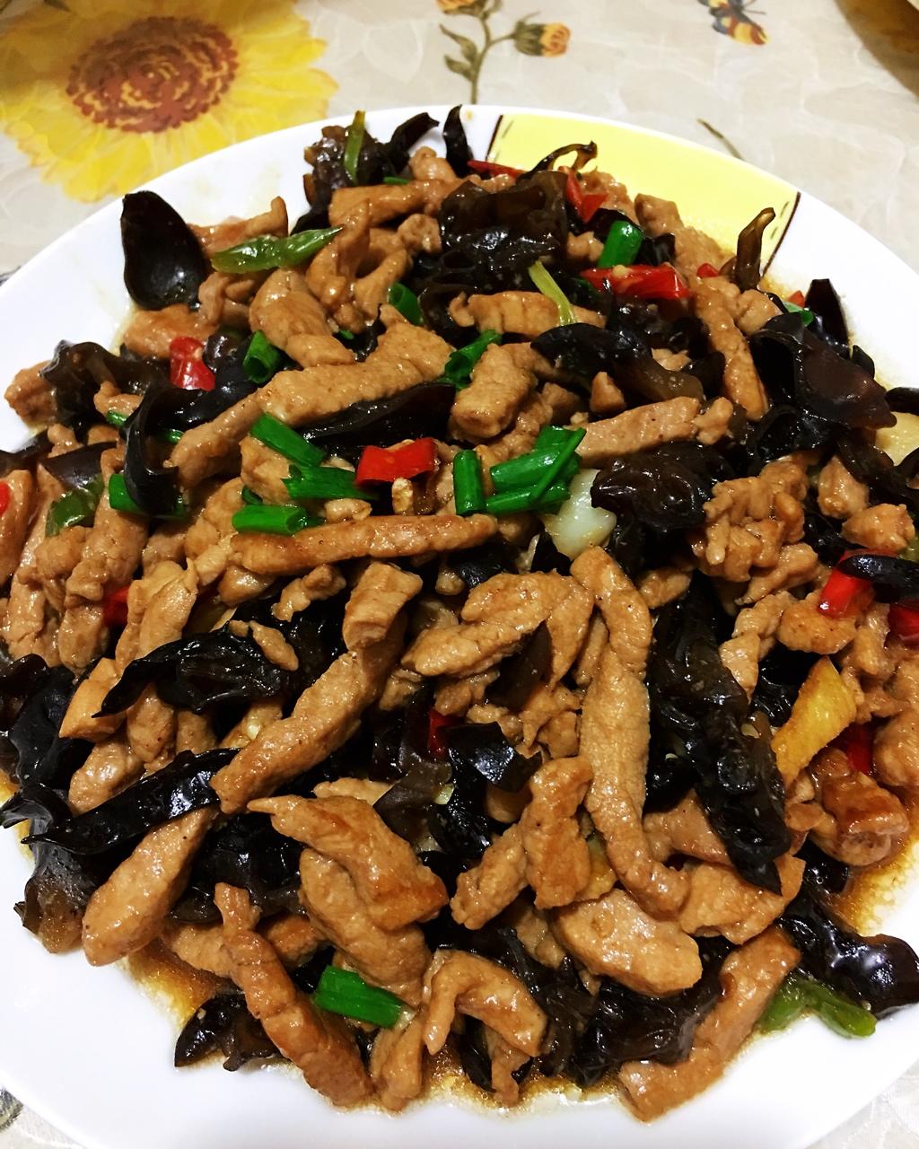 阿点1002做的超下饭的木耳炒肉