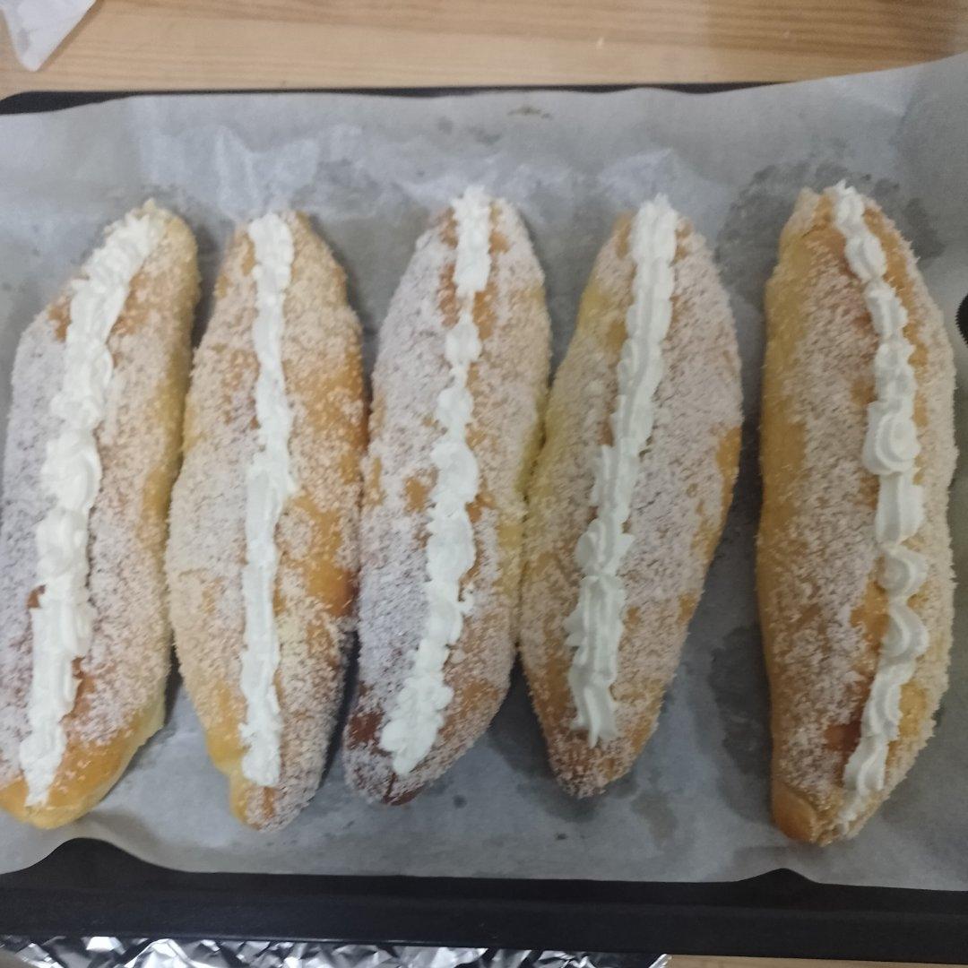 儿时去面包房必买的［椰丝奶油包］