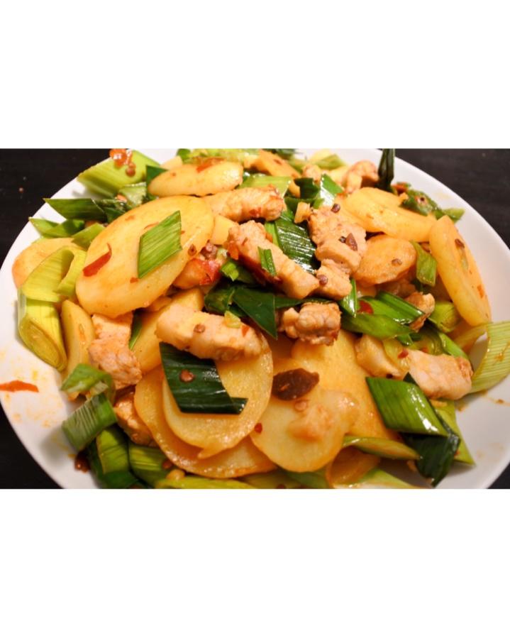 五花肉干煸土豆片