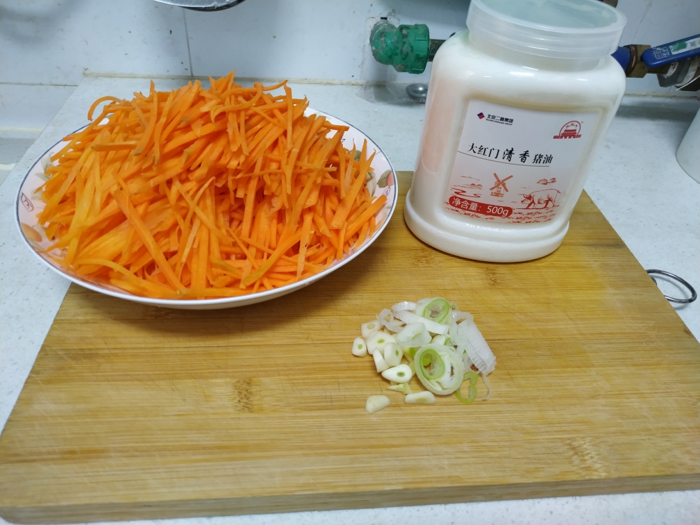 炒胡萝卜丝的做法 步骤1