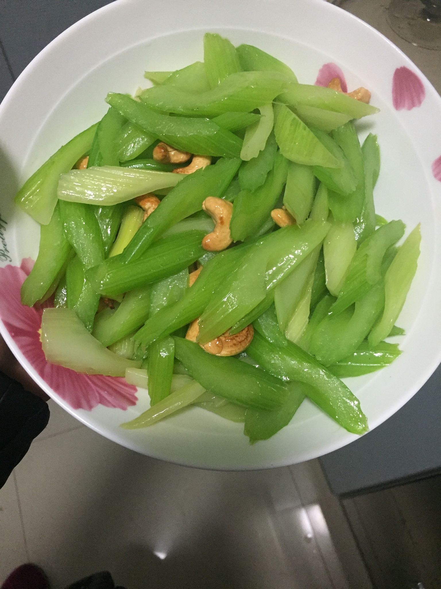 清炒芹菜腰果