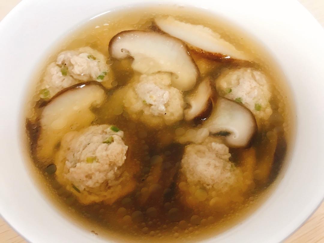阿根廷伯伯做的香菇青菜肉丸汤