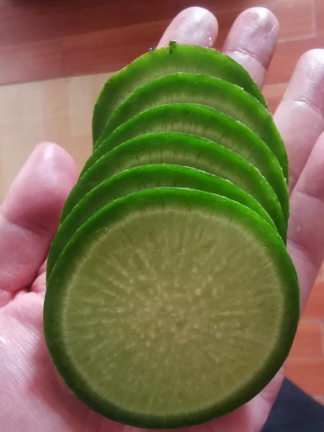 生吃青萝卜